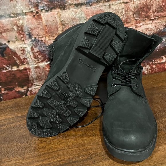 PREOWNED TIMBERLAND 6” WATERPROOF BOOTS IN ALMOST NEW CONDITION - Picture 7 of 10